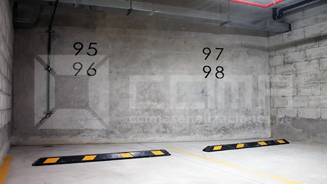 Instalación de topellantas para estacionamiento 1 tope de llantas 2 estacionamiento