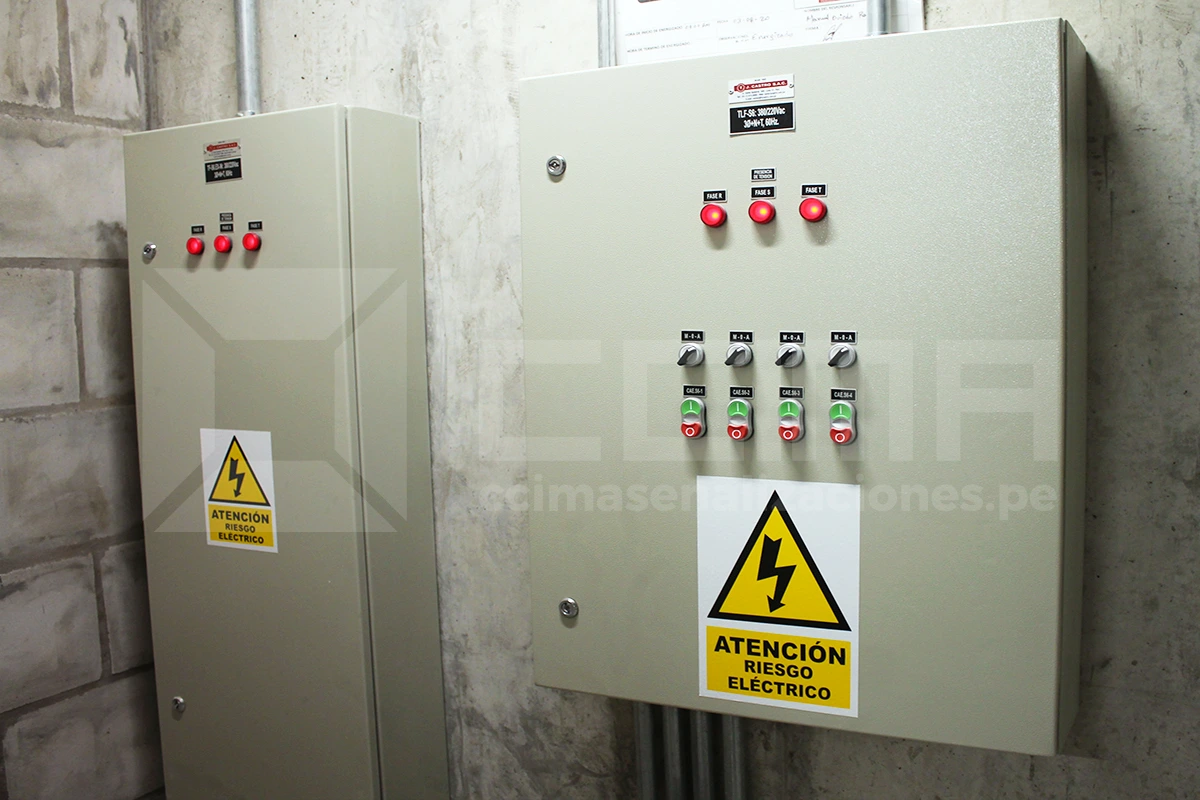 Dispositivo de seguridad eléctrica: Un letrero bilingüe de peligro eléctrico colocado en la base de una torre de alta tensión en una zona rural de Arequipa.