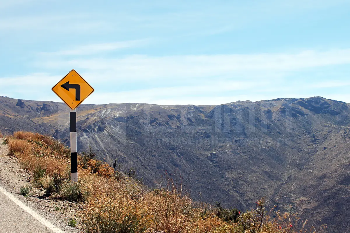 ¿Sabes qué te dice la carretera? Guía Definitiva de Señales de Tránsito Preventivas para un Viaje Seguro. 3 Instalación técnica de señales de tránsito preventivas en Perú en carreteras de Arequipa