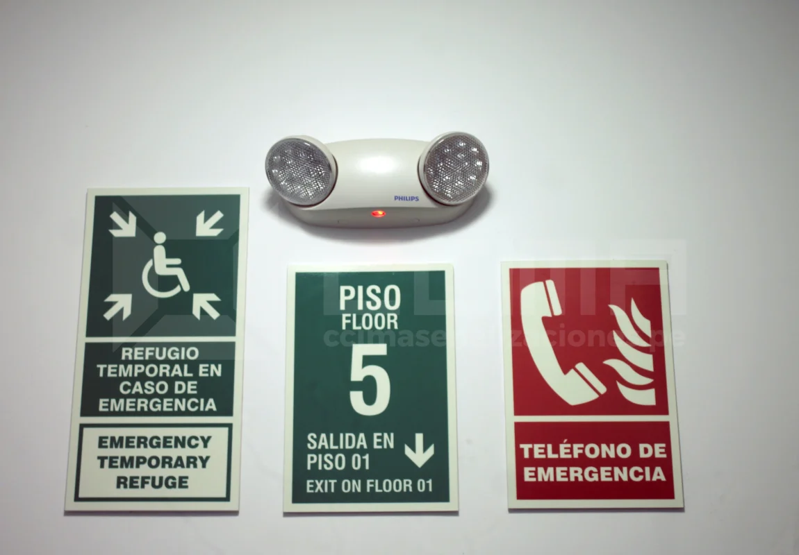 ¿Tu planta brilla cuando las luces se apagan? La Ciencia de Datos aplicada a la Señalización Fotoluminiscente en 2026. 2 especialistas analizando la señalización fotoluminiscente importancia para la toma de decisiones con valor líder