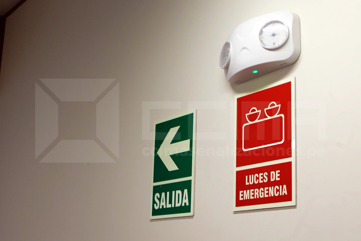 ¿Tu empresa está lista para lo inesperado? La Ciencia de Datos aplicada a las Rutas de Evacuación en 2026. 2 expertos en Lima analizando la importancia de las rutas de evacuación señalización y analítica con valor líder