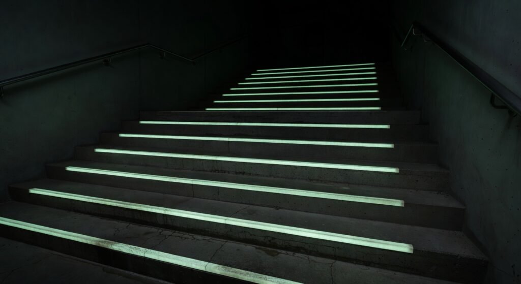 Señalización de Escaleras: 7 Estrategias para Evitar Multas y Accidentes en 2026 1 Senalizacion Escaleras: 7 Estrategias Imprescindibles 2026