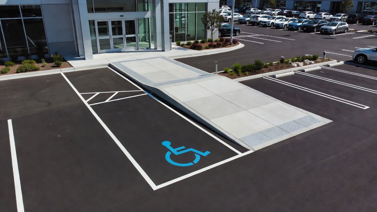 Relación entre estacionamientos y accesos accesibles: Imagen principal